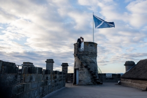 Dundas-Castle-Edinburgh-Wedding-Venues-Auld-Keep-Rooftop-Photos-Saltire-Flag-Photographer-Ryan-White-Photography